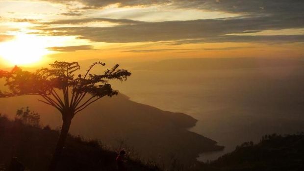 Sunrise di gunung sipiso-piso