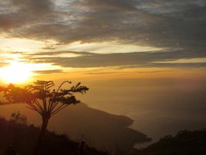Sapaan Romantis dari Tanah Karo, Sunrise di Gunung Siposo-piso