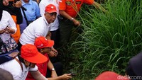 Foto: Kerja bakti ini dimulai sekitar pukul 07.00 WIB pagi tadi di  rel di wilayah RW 04, Keluarahan Koja, Kecamatan Koja, Jakarta Utara. Dinas Lingkungan Hidup DKI juga ikut dalam kerja bakti itu. (Dokumen Kagama DKI)