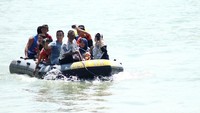 Perahu karet juga disediakan untuk menikmati suasana danau.