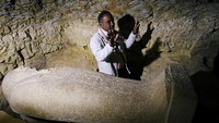 Setidaknya ada 40 sarkofagus yang ditemukan dalam situ yang baru terungkap pada Sabtu (24/2/2018) ini. Foto: Mohamed Abd El Ghany/Reuters