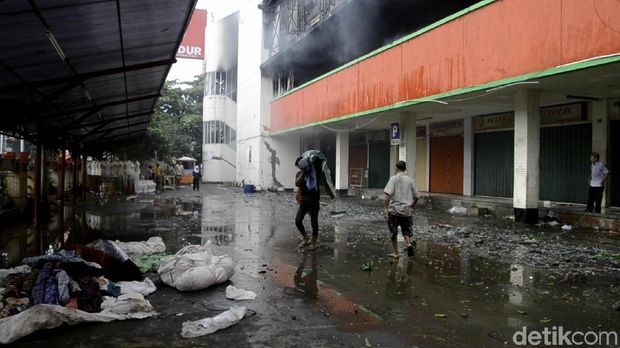 15 Jam Lebih, Api di Pasar Banjarsari Pekalongan Belum Padam