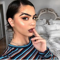 Sedangkan akun @beautybyelenax, mencoba tren fishtail brows dengan menambahkan riasan cat eye pada matanya. Foto: Dok. Instagram