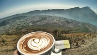Elyas membawa sendiri alat dan bahannya. Meskipun medan yang sulit dan cuaca puncak gunung yang dingin, ia tak kehilanga semangat untuk tetap membuat latte art. Foto: Instagram @elfriday_