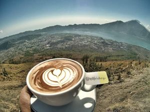 Kerennya Latte Art yang Dibuat di Puncak Gunung Hingga Kafe Bertema Kebun Bunga Indah