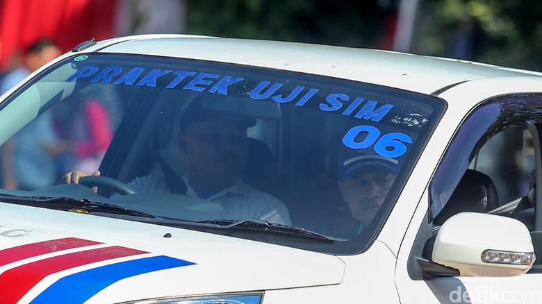 Ujian praktik SIM. Foto: Ari Saputra Ujian praktik SIM. Foto: Ari Saputra