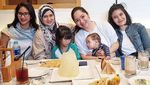 Bersama Keluarga dan Sahabat, Lihat Gaya Seru Novita Angie Kulineran