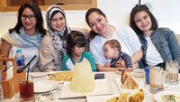 Ngumpul bareng teman memang paling enak sambil makan. Kali ini Angie memilih restoran Malaysia dengan menu roti prata, roti canai dan kari ayam di atas meja.  Foto: Instagram novitaangie