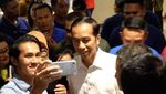 Gaya Santai Jokowi Pamer 3 Tiket Film Dilan 1990
