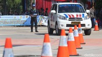 Para peserta saat ujian praktek mengendarai mobil.