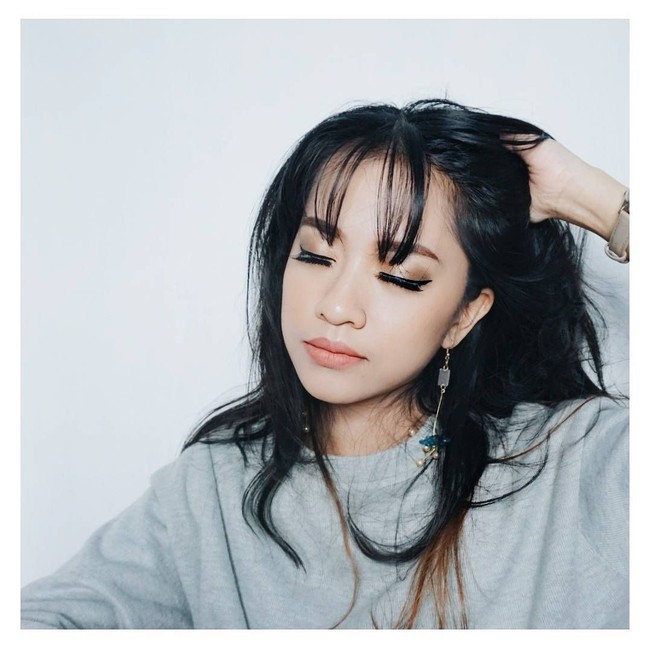 Dilihat dari gaya mereka, Cynda Adissa lebih berani mencoba beragam gaya baik itu fesyen maupun riasannya. Sedangkan Cynda Adissa lebih bermain aman dengan permainan riasan yang soft ala Korea. (Foto: Instagram/ Cyndi Adissa dan Cynda Adissa)