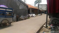 Insiden itu terjadi di depan sebuah rumah No 18 Jalan KH Hasyim Kembangan Utara, Jakarta Barat.