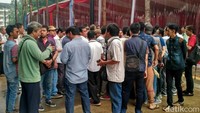 Penampakan ratusan sopir (driver) taksi online maupun konvensional yang memadati Ex Air Mancur Gelora Bung Karno (GBK) Jakarta, Minggu (25/2/2018).