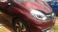Pengemudi mobil yang menabrak Fitrawansyah (7) alias Putra berinisial AR. AR merupakan tetangga Putra di Kembangan, Jakarta Barat.