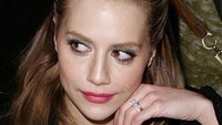 Aktris berkebangsaan Amerika Serikat, Brittany Murphy, juga meninggal karena serangan jantung. Ia meninggal di usia 32 tahun, dengan riwayat pneumonia. Foto: Reuters 