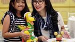 Bersama Keluarga dan Sahabat, Lihat Gaya Seru Novita Angie Kulineran