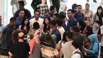 Gaya Santai Jokowi Pamer 3 Tiket Film Dilan 1990