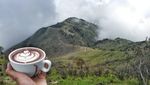 Anti Mainstream! 10 Foto Tunjukkan Pria Ini Bikin Latte Art di Puncak Gunung Indonesia