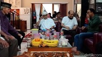 Terlihat sejumlah keluarga Novel ikut menemui Anies yang datang bertamu. Seperti diketahui Anies dan Novel merupakan saudara sepupu.