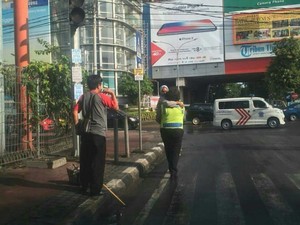 Salut! Polwan Gendong dan Beri Makan Seorang Nenek di Pinggir Jalan