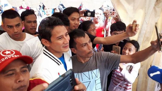 Sandiaga berfoto bersama warga sebelum lomba