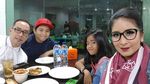 Bersama Keluarga dan Sahabat, Lihat Gaya Seru Novita Angie Kulineran