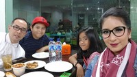 Penyiar radio ini sepertinya doyan kulineran. Bersama suami dan dua anaknya mereka menyantap Ayam Goreng Berkah di Melawai. Late night snacking, tulis Angie. Foto: Instagram novitaangie