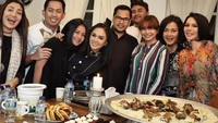 Di sini Rossa terlihat sedang buka puasa bersama sekaligus merayakan ulang tahun Yuni Shara.  Foto: Instagram @itsrossa910
