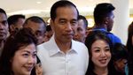 Gaya Santai Jokowi Pamer 3 Tiket Film Dilan 1990