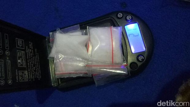 polisi tangkap 2 pengedar sabu di makassar polisi tangkap 2 pengedar sabu di makassar