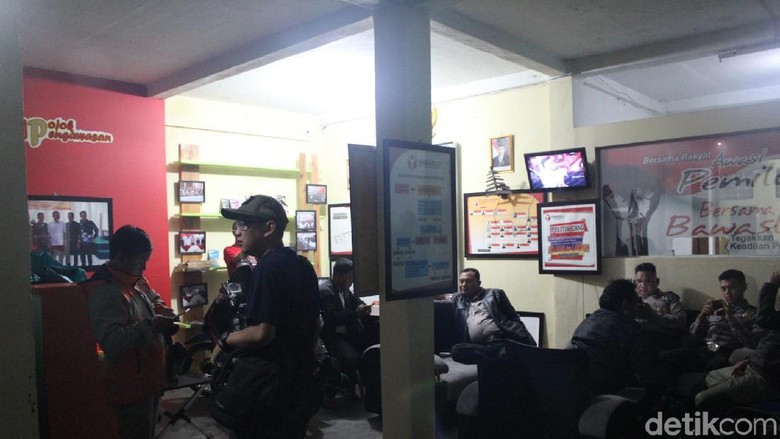 Begini Detik-detik saat Ketua Panwaslu Garut Diamankan Polisi Begini Detik-detik saat Ketua Panwaslu Garut Diamankan Polisi