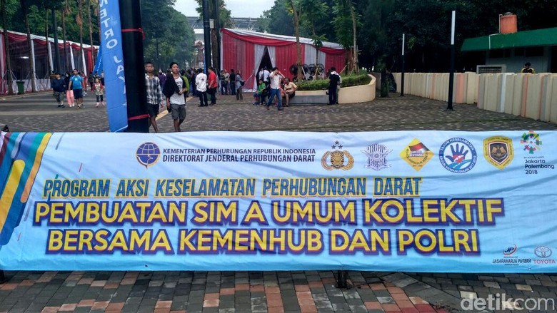 Pengendara Mobil Biasa Belum Akan Diberikan SIM Subsidi Foto: Achmad Dwi Afriyadi Pengendara Mobil Biasa Belum Akan Diberikan SIM Subsidi Foto: Achmad Dwi Afriyadi