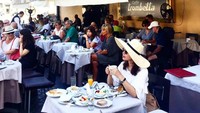 Sedang berlibur ke Itali, Rossa pun tak melewatkan untuk mampir menikmati sarapan di Canova Bar and Ristorante. Cantiknya! Foto: Instagram @itsrossa910