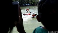 Para penonton langsung mengabadikan momen tersebut dengan gadget mereka.