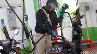 Lalu untuk harga Pertamina Dex naik dari sebelumnya Rp 9.250 per liter menjadi Rp 10.000. Sedangkan untuk Dexlite naik dari sebelumnya RP 7.500 menjadi Rp 8.100.