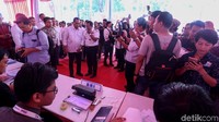 Menhub Budi Karya dan  Direktur Jenderal Perhubungan Darat Budi Setiyadi memantau loket pembayaran BRI pada ujian kolektif SIM A Umum.