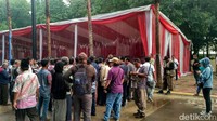 Bahkan mereka telah memadati GBK sejak pukul 07.00 WIB.