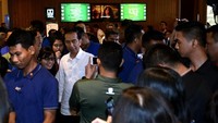 Tentu saja Jokowi jadi sasaran foto bersama. Lalu, Kahiyang dan Bobby ke mana ya? Foto: Biro Pers Setpres