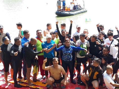 Adu Cepat di Danau Sunter, Susi-Sandiaga Lintasi Garis Finish Bersama