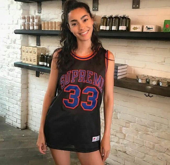 Gayanya sporty tapi aura seksi tetap tak luntur dari penampilannya. Foto: Dok. Instagram