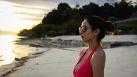 Ini saat Jennylyn liburan ke Eskaya Beach Resort and Spa di Bohol, Filipina. Jennylyn tampak cantik dengan pemandangan sunset jadi latar belakangnya. (Jennyln Mercado/Instagram)