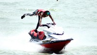 Atraksi jetski dipamerkan dalam festival ini.