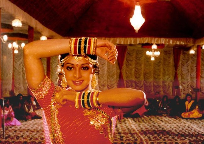 Film Julie (1975) menjadi debutnya di Bollywood sekaligus memposisikannya sebagai salah satu aktris muda yang disegani. Ini adalah foto Sridevi di film Chandi (1989). (Foto: IMDb)