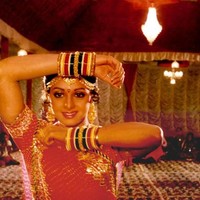  Film Julie (1975) menjadi debutnya di Bollywood sekaligus memposisikannya sebagai salah satu aktris muda yang disegani. Ini adalah foto Sridevi di film Chandi (1989). (Foto: IMDb)