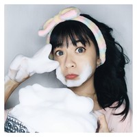 Masih sangat muda, mereka sudah terampil bergaya dan merias wajah mereka. Perbedaan yang mencolok di antara keduanya adalah Cyndi berhijab sementara Cynda tidak berhijab. (Foto: Instagram/ Cyndi Adissa dan Cynda Adissa)