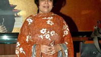 Reema Lagoo, aktris yang kerap berperan menjadi ibu Shahrukh Khan, meninggal karena serangan jantung di usia 59 tahun. Ia mengalami cardiac arrest saat berada di Mumbai, India. Foto: internet 