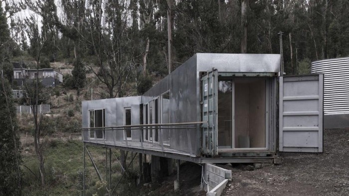 Dengan kreativitas yang tinggi, rumah bisa dibangun dari kontainer bekas. Menariknya, rumah ini bisa dibangun dilereng bukit.