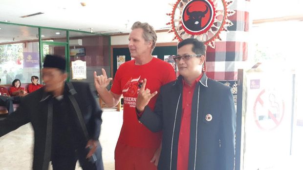 Gaya 'Metal' Bule Amerika Pakai Kaos Rakernas PDIP di Bali