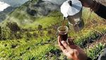 Anti Mainstream! 10 Foto Tunjukkan Pria Ini Bikin Latte Art di Puncak Gunung Indonesia
