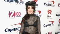 Camila Cabello juga bisa bergaya seperti ini. Ia memadukan topi hingga sepatu kulit. Foto: John Phillips/Getty Images